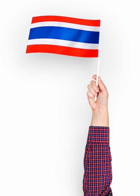 Человек размахивает флагом Королевства Таиланд
