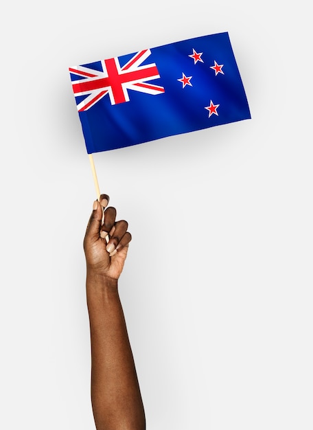 Человек размахивает флагом Новой Зеландии