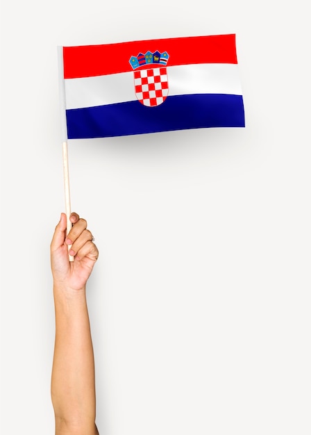 Человек размахивает флагом Республики Хорватии