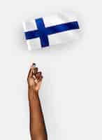 Foto gratuita persona che sventola la bandiera della repubblica di finlandia
