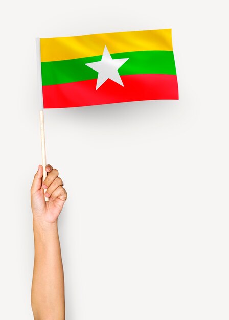 ミャンマー連邦共和国の旗を振っている人