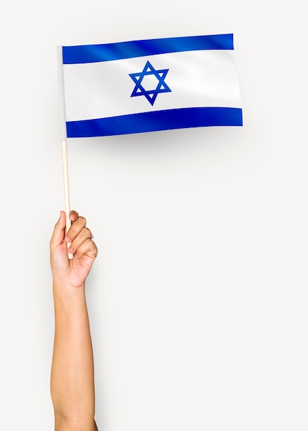 Человек размахивает флагом Государства Израиль