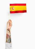 Бесплатное фото Человек размахивает флагом королевства испания