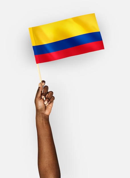 Бесплатное фото Человек размахивает флагом республики колумбия