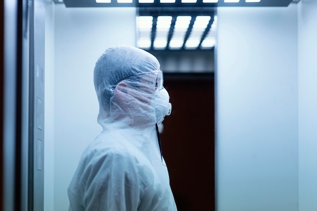 Foto gratuita persona che indossa una tuta di prevenzione contro un rischio biologico