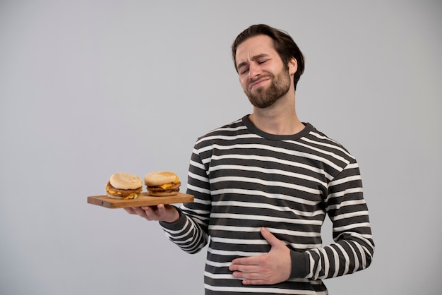 Foto gratuita persona con disturbo alimentare che ha dolore alla pancia