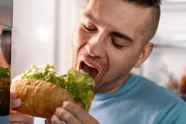 健康的な食事をしようとしている摂食障害のある人