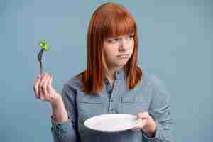 Foto gratuita persona con disturbo alimentare che cerca di mangiare sano