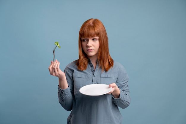 Free photo person with eating disorder trying to eat healthy