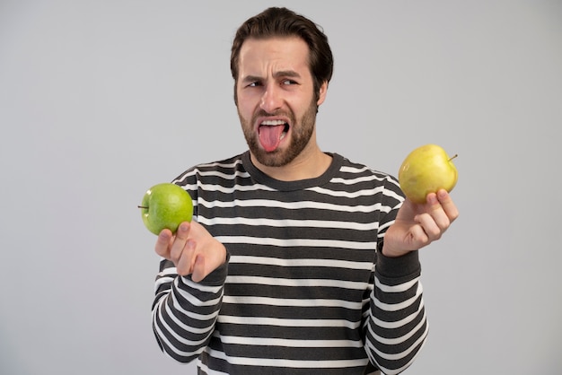 Foto gratuita persona con disturbo alimentare che cerca di mangiare sano