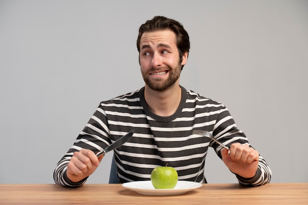 Foto gratuita persona con disturbo alimentare che cerca di mangiare sano