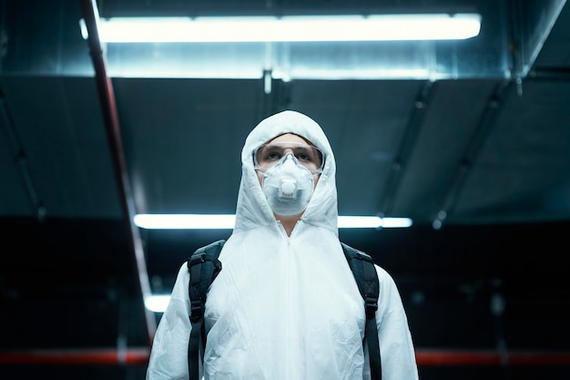 Free photo person with face mask wearing a protective equipment against a bio-hazard