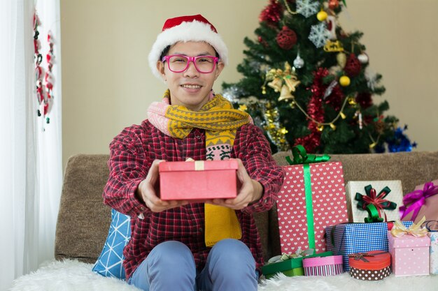 많은 선물 상자가 집에 앉아있는 사람