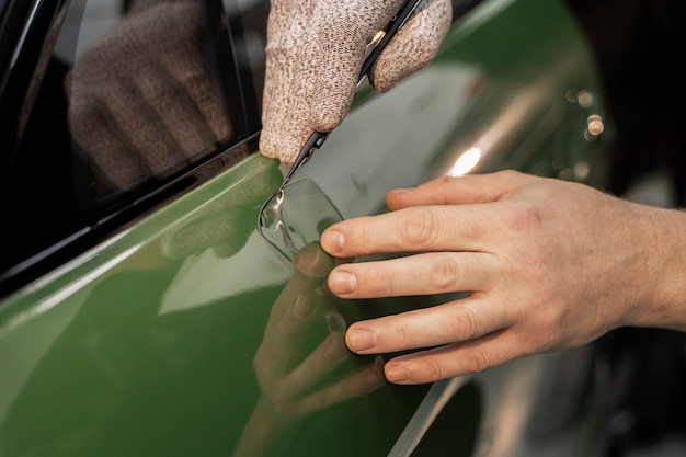 Foto gratuita persona che lavora al confezionamento di auto