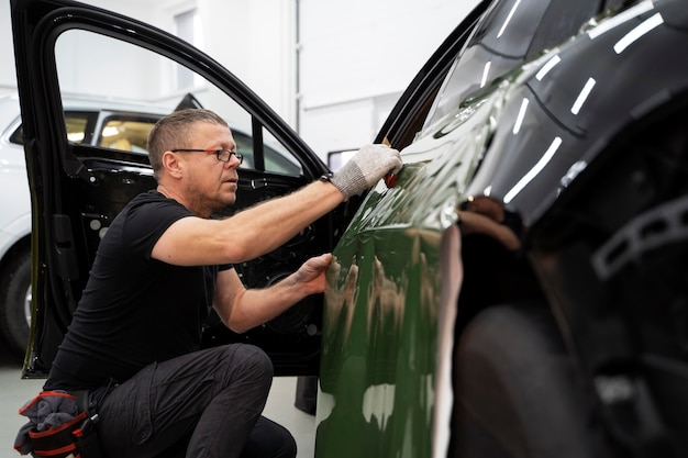 Foto gratuita persona che lavora al confezionamento di auto