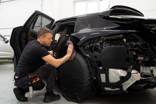 車のラッピングに取り組んでいる人