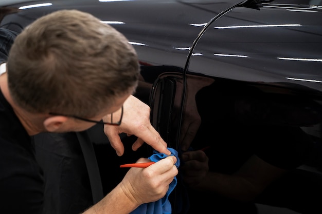 車のラッピングに取り組んでいる人