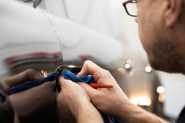 Foto gratuita persona che lavora al confezionamento di auto