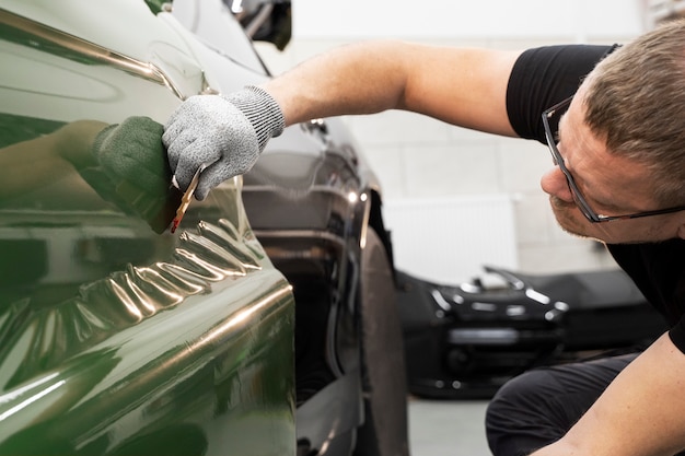 Persona che lavora al confezionamento di auto