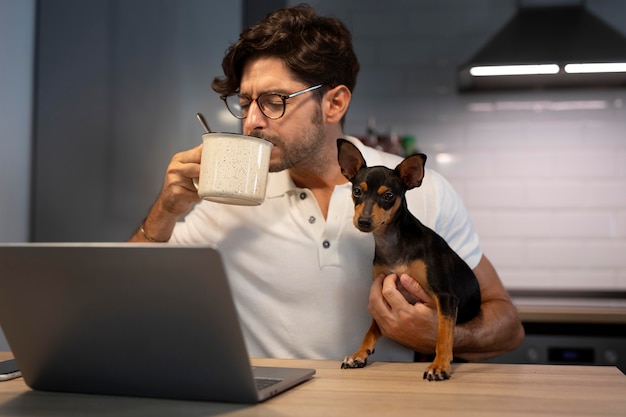 Persona che lavora da casa con un cane