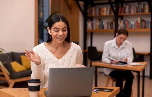 Foto gratuita persona che lavora in ufficio