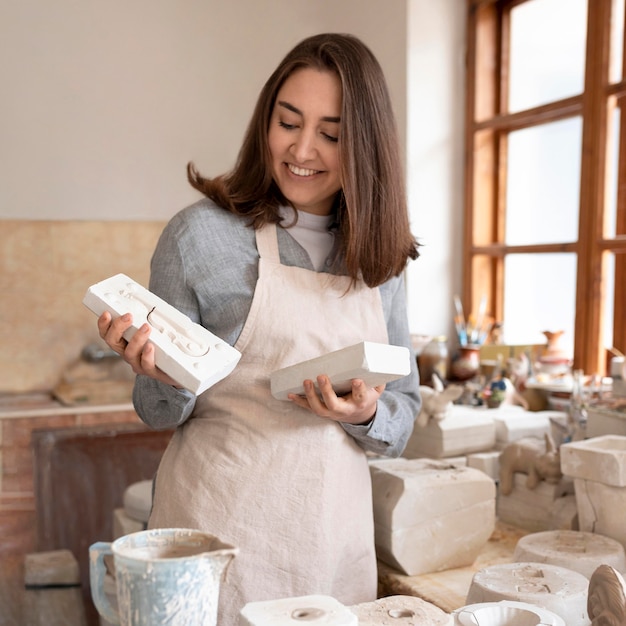 Foto gratuita persona che lavora in un laboratorio di ceramica