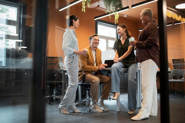Persone a tutto campo che discutono al lavoro