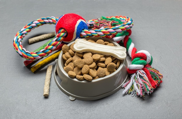 Foto gratuita accessori per animali domestici giocattolo per alimenti vista dall'alto