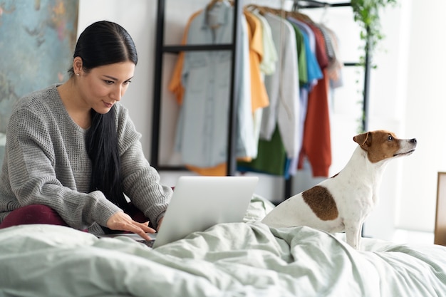 Stile di vita dell'animale domestico insieme al proprietario