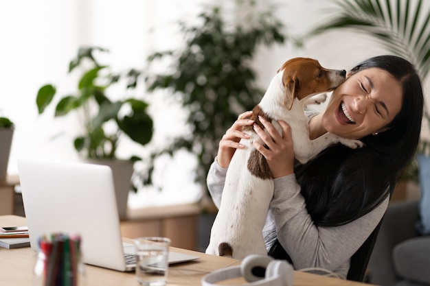 Foto gratuita stile di vita dell'animale domestico insieme al proprietario