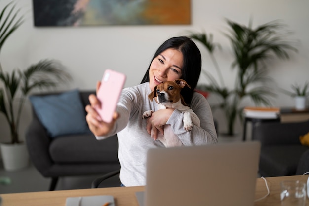 Foto gratuita stile di vita dell'animale domestico insieme al proprietario