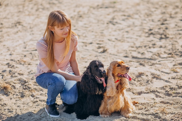 コッカースパニエル犬と散歩をしているペットウォーカー