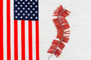 Бесплатное фото Петарды и американский флаг