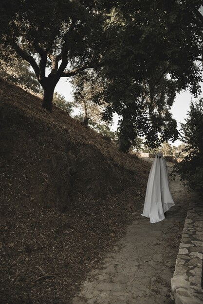 Fantasma che cammina nel parco