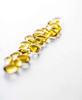 Фармацевтический брендинг и научная концепция витамин d и золотые омега-таблетки для здорового питания нутри ...