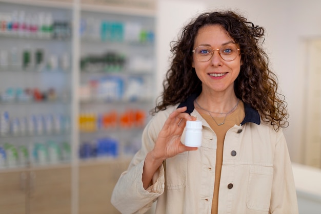 Foto gratuita farmacista al lavoro