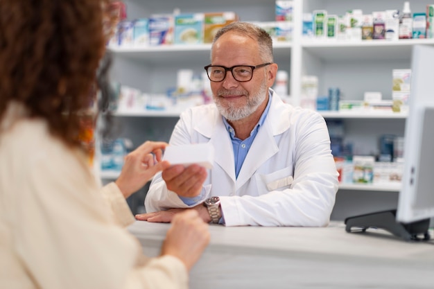 Foto gratuita farmacista al lavoro