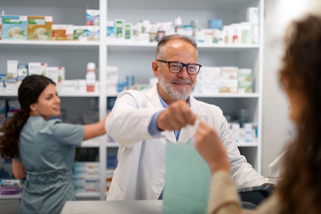 Foto gratuita farmacista al lavoro