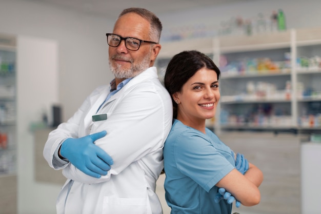 Foto gratuita farmacista al lavoro