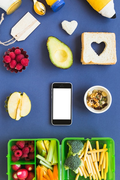 Бесплатное фото Телефон вокруг концепции еды