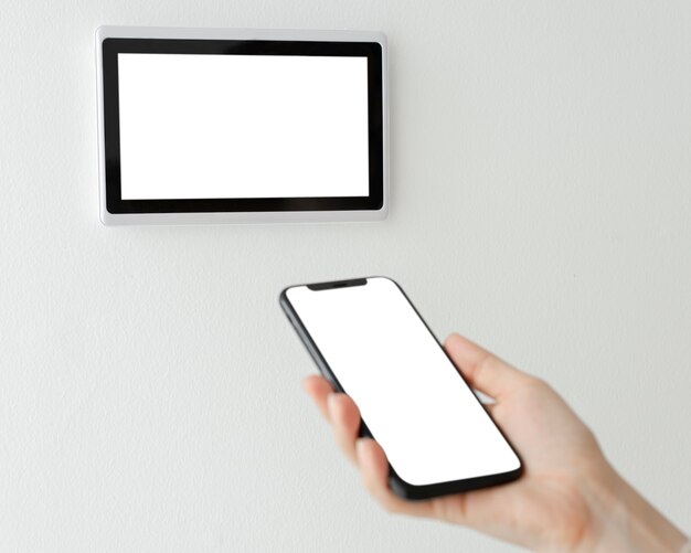 空白のスマートホームオートメーションパネルモニターを備えた電話の空白の画面