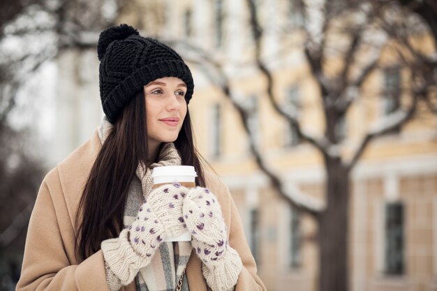 電話コーヒーコーヒー美しい若い