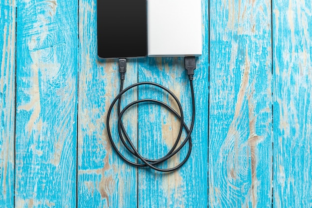 Il telefono cellulare si collega alla banca di alimentazione della batteria