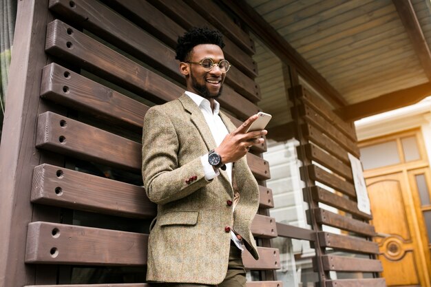 幸せなアフリカのビジネスマンごとの電話