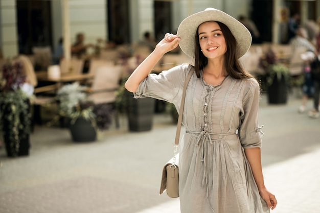 Foto gratuita telefono ambulante parco piacevole sorriso glam