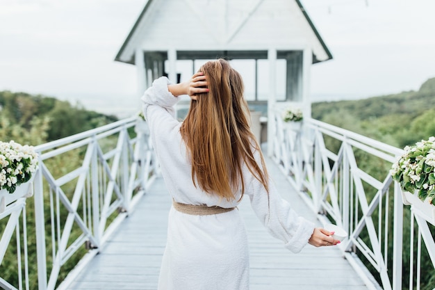 Free photo photo of the back. morning walk at luxury resort near the sea and mountains.