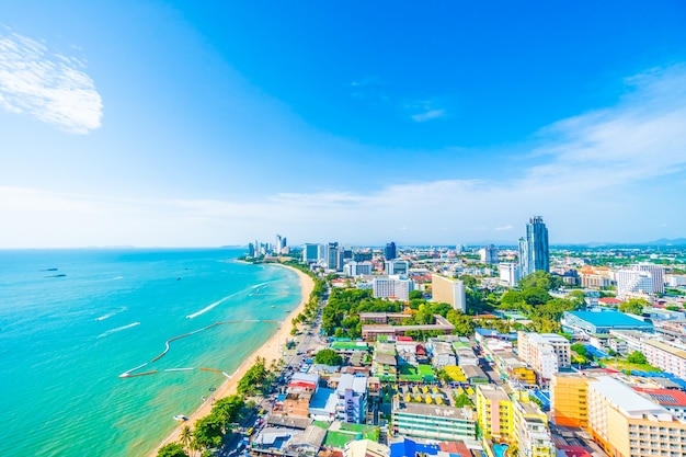 Foto gratuita foto di una città vista mare dall'alto