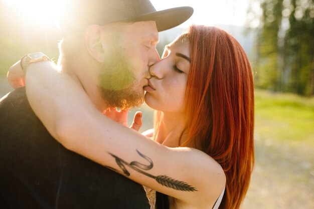 Photo beautiful couple in the mountains close angle