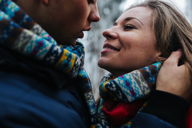 Free photo photo beautiful couple in winter forest close angle