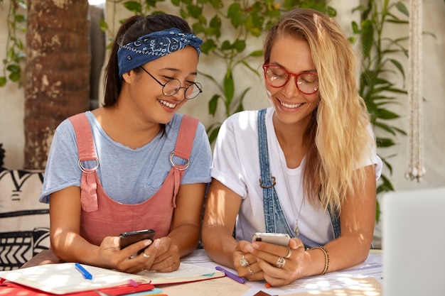 Free photo photo of blonde woman sit next to her asian friend